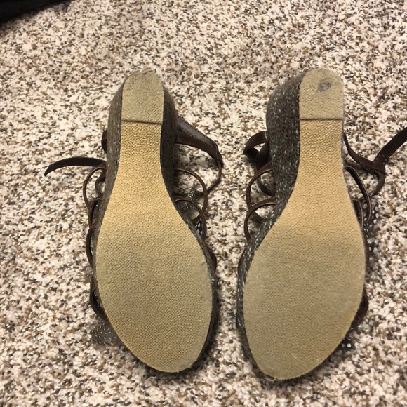 Super trendy brown and feathered wedges - Picture 4 of 4